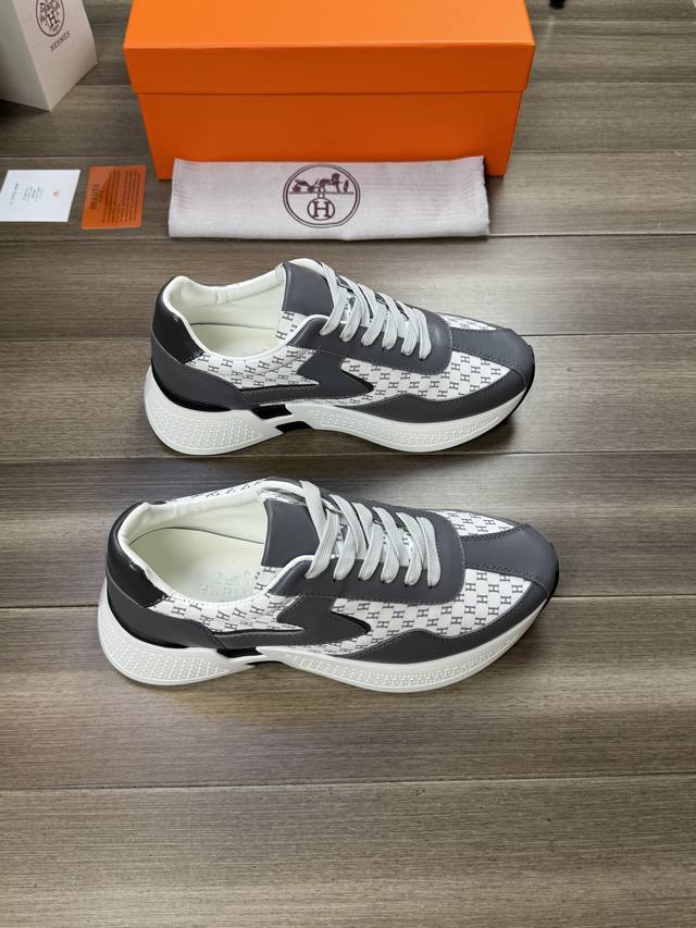 Hermes 爱马仕 -高端品质 原单 -鞋面：纳帕小牛皮、品牌图腾布匹、鞋身车缝品牌′H′图腾 -内里：水染牛皮 -大底：超轻Tpu发泡 橡胶；双色成型大底
