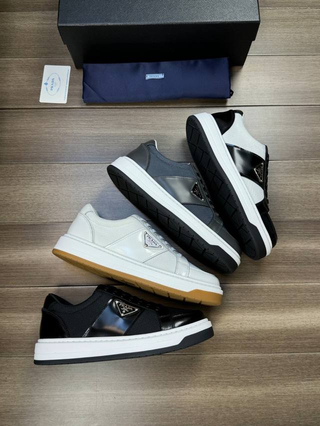 Prada 普拉达 -高端品质 原单 -鞋面：开边珠小牛皮、品牌高丝光帆布、鞋身车缝品牌金属Logo扣件 -内里：水染牛皮 -大底：超轻Tpu发泡 橡胶；双色成