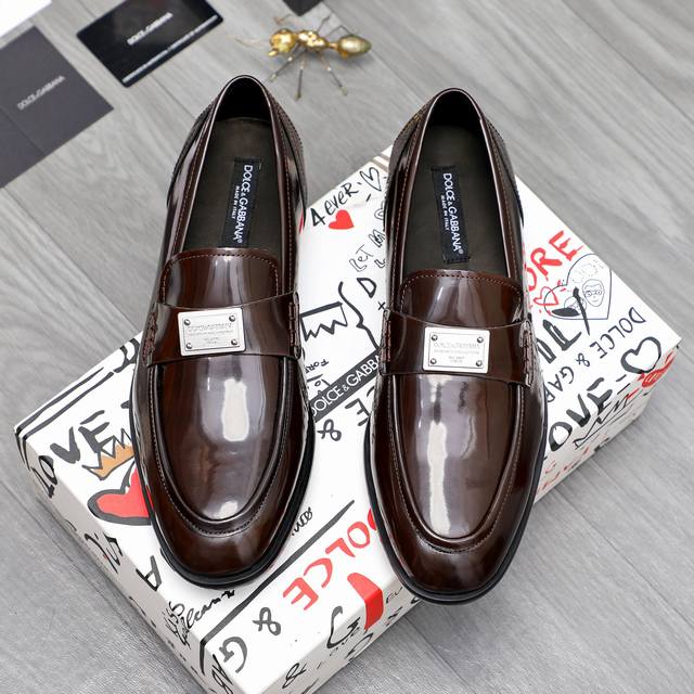 商品商标：D&G 杜嘉班纳 休闲套脚皮鞋 正码码数: 38-44 45订做不退换 商品材料：精选漆面牛皮鞋面 牛皮内里 原版橡胶大底 皮底380