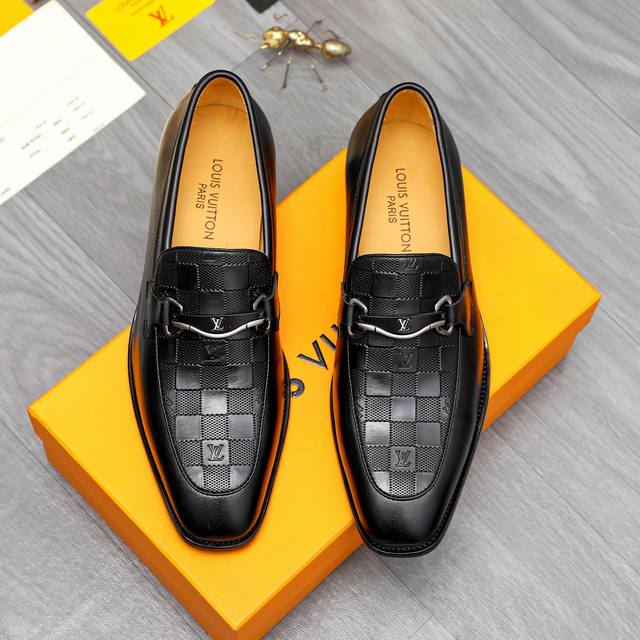 商品商标：Louis Vuitton 路易威登 商务套脚皮鞋 正码码数: 38-44 45.46订做不退换 商品材料：精选 头层压纹牛皮鞋面 牛皮内里 原版Tp