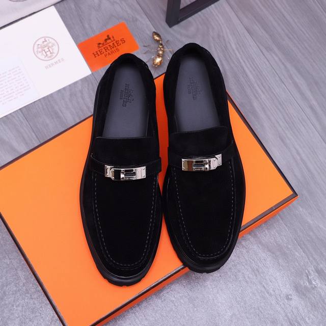 商品商标：Hermes 爱马仕 正装皮鞋 正码码数: 39-44 38.45.46订做不退换 商品材料：精选 头层反绒牛皮鞋面 水染牛皮内里 原版大底
