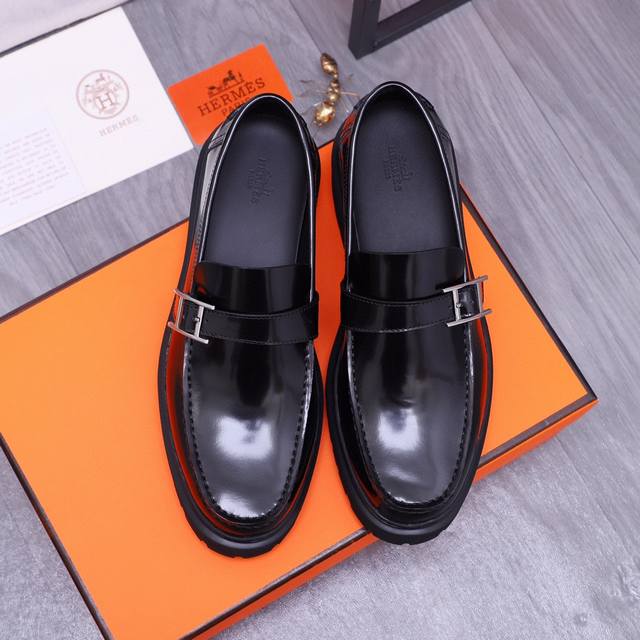 商品商标：Hermes 爱马仕 正装皮鞋 正码码数: 39-44 38.45.46订做不退换 商品材料：精选 头层珠光牛皮鞋面 水染牛皮内里 原版大底