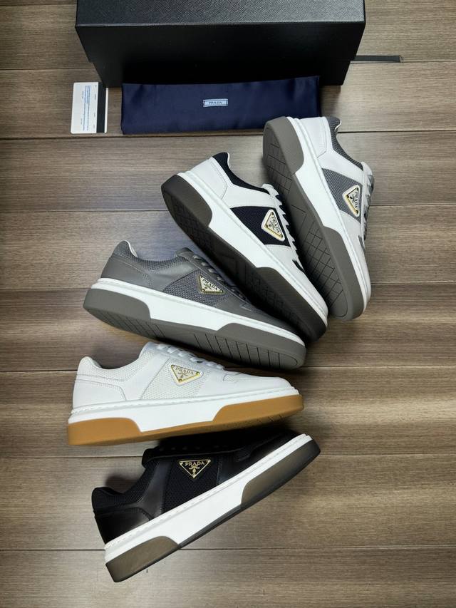Prada 普拉达 -高端品质 原单 -鞋面：纳帕小牛皮、品牌镂空帆布布匹、鞋身车缝品牌金属Logo扣件 -内里：水染牛皮 -大底：超轻Tpu发泡 橡胶；双色成