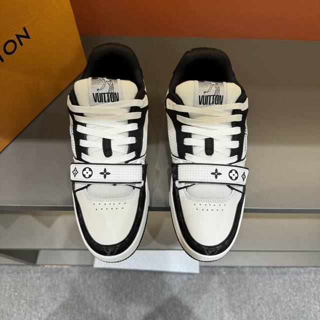 码数38-45L 奢品魔术贴Trainer男士运动鞋 ，运动鞋记录设计师 Virgil Abloh 由复古篮球鞋激发的经典创意，此次拼接光滑牛皮革和 Monog