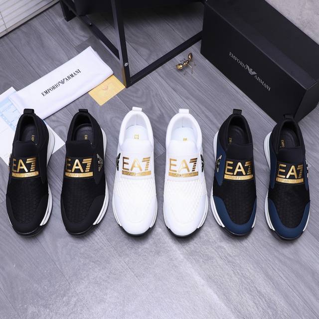 商品商标：Armani 阿玛尼 休闲套脚鞋 正码码数: 38-45 商品材料：精选牛皮拼接透气鞋面 牛皮鞋垫 莱卡布内里 橡胶大底