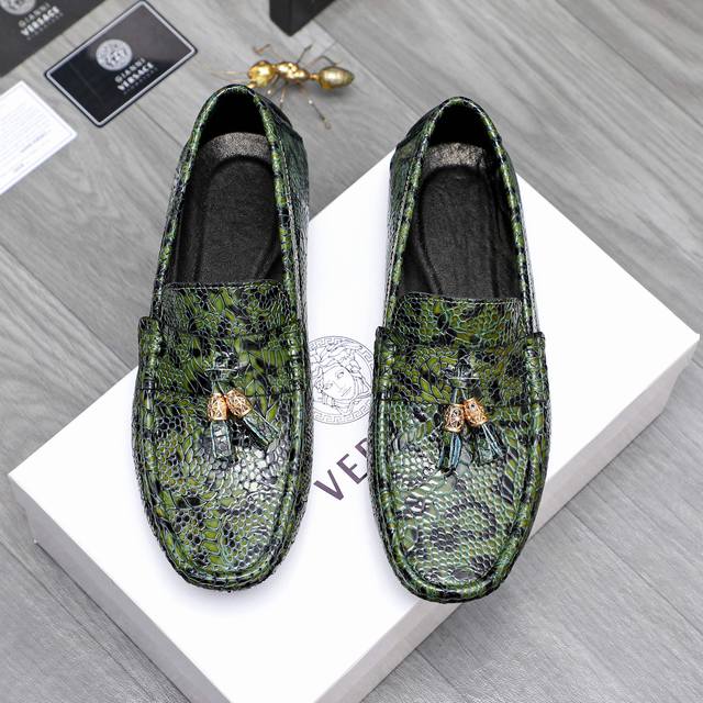 商品商标：Versace 范思哲 休闲套脚鞋 正码码数: 38-45 商品材料：精选蛇纹牛皮鞋面 羊皮内里 橡胶大底