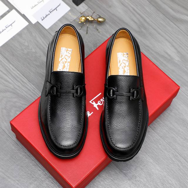 商品商标：Ferragamo 菲拉格慕 正装套脚鞋 正码码数: 38-45 商品材料：精选 荔纹牛皮鞋面 牛皮内里原版大底