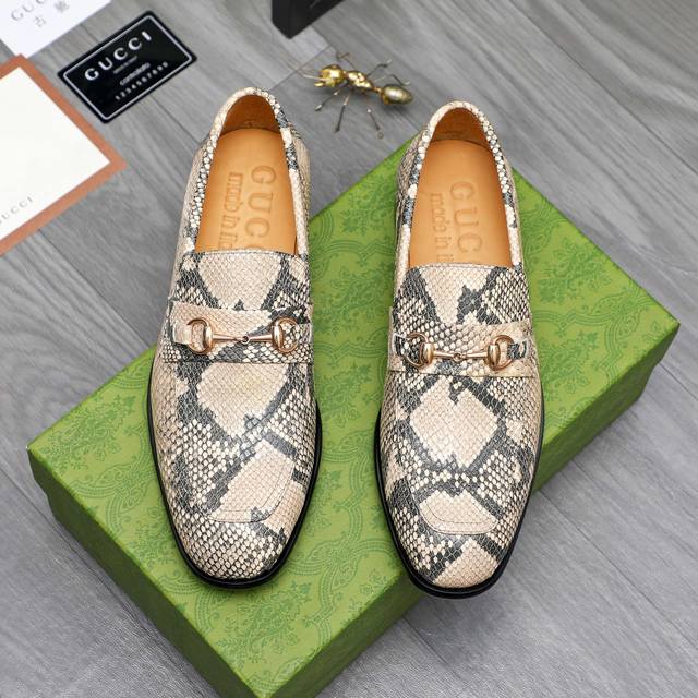 商品商标：Gucci 古驰 皮鞋 正码码数: 38-44 45.46.47要订做 不退换 商品材料：精选蛇纹牛皮鞋面 牛皮内里 原版大底