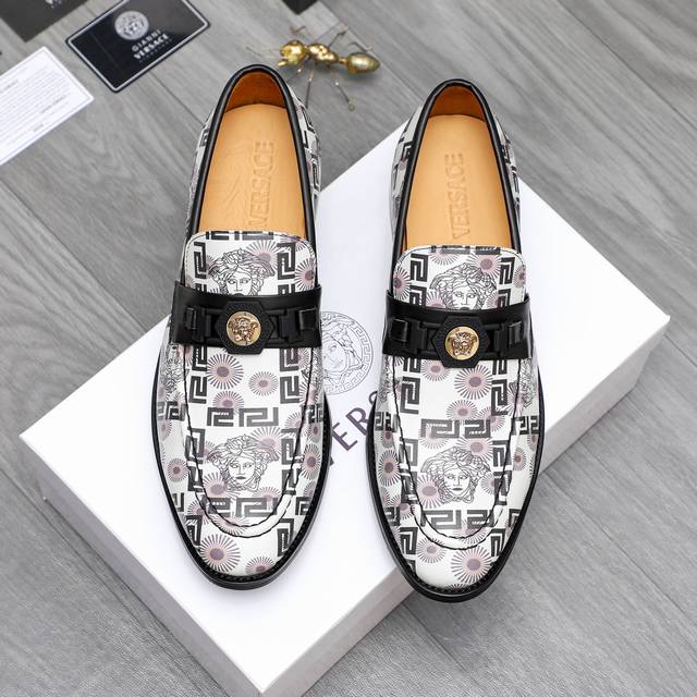 商品商标：Versace 范思哲 休闲套脚皮鞋 正码码数: 38-44 45.46.47订做不退换 商品材料：精选牛皮印花鞋面 牛皮内里 原版大底
