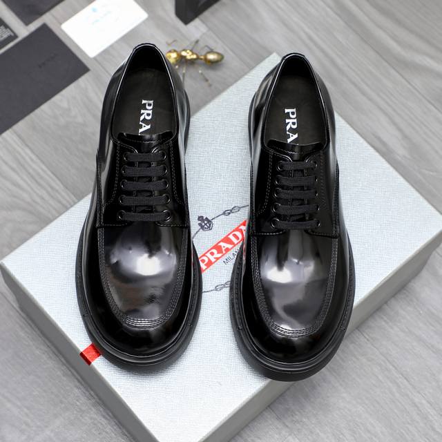 商品商标：Prada 普拉达 商务正装皮鞋 正码码数: 38-45 商品材料：精选 头层珠光牛皮鞋面 牛皮内里 原版大底