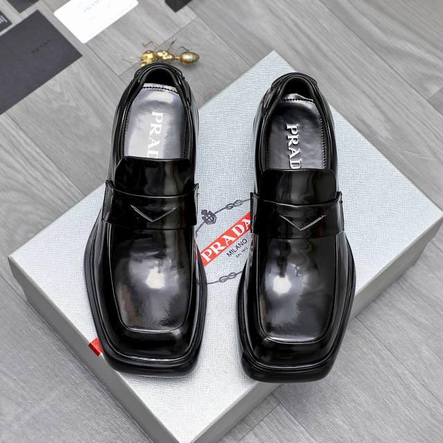 商品商标：Prada 普拉达 商务正装套脚皮鞋 正码码数: 38-45 商品材料：精选 头层珠光牛皮鞋面 牛皮内里 原版大底