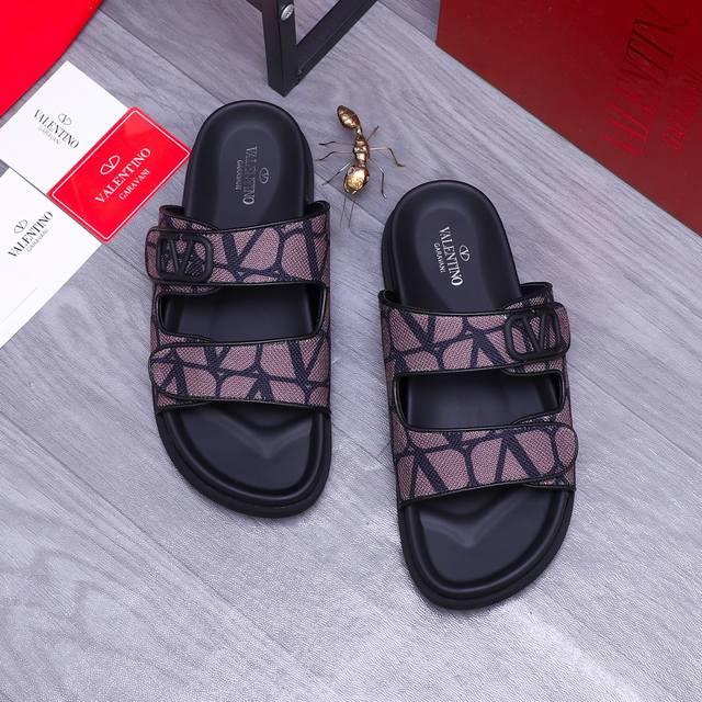 商品商标：Valentino 华伦天奴 休闲拖鞋 正码码数: 35 -44 情侣款 商品材料：精选 透气印花鞋面 脚背羊皮里 橡胶大底