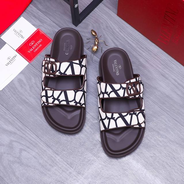 商品商标：Valentino 华伦天奴 休闲拖鞋 正码码数: 35 -44 情侣款 商品材料：精选 牛皮印花鞋面 脚背羊皮里 橡胶大底