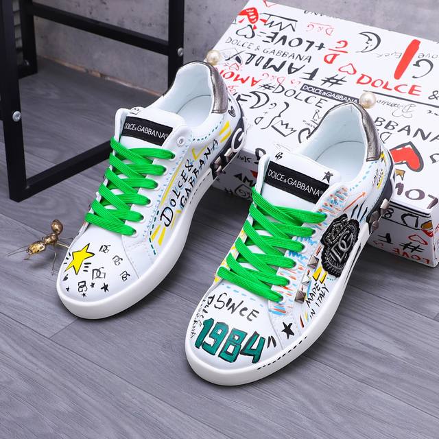 商品商标：D&G 杜嘉班纳 休闲鞋 正码码数: 35-46 情侣款 商品材料：精选牛皮涂鸦鞋面 牛皮鞋垫 原版大底