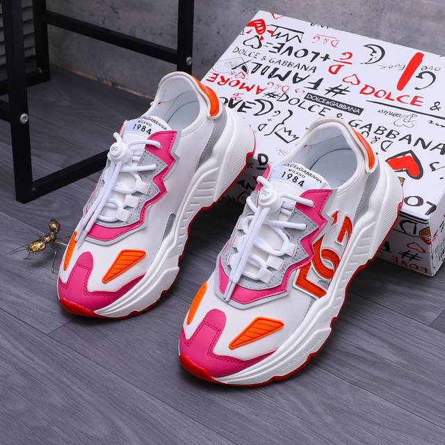 商品商标：D&G 杜嘉班纳 休闲鞋 正码码数: 35-46 情侣款 商品材料：精选牛皮拼接鞋面 牛皮鞋垫 原版大底