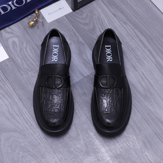 商品商标：Dior 迪奥 休闲套脚皮鞋 正码码数: 38-44 45订做不退换 商品材料：精选压纹牛皮鞋面 牛皮内里 原版大底
