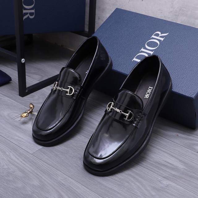商品商标：Dior 迪奥 休闲鞋 正码码数: 38-44 商品材料：精选珠光牛皮鞋面 水染牛皮内里 原版大底