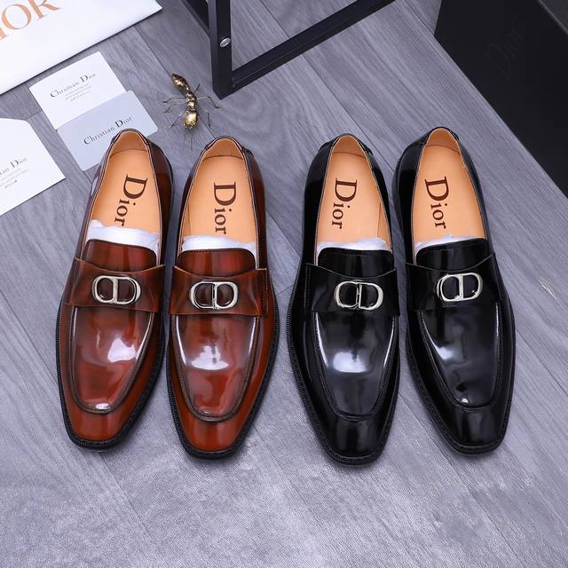 商品商标：Dior 迪奥 商务正装皮鞋 正码码数: 38-44 商品材料：精选漆光牛皮鞋面 牛皮内里 原版大底