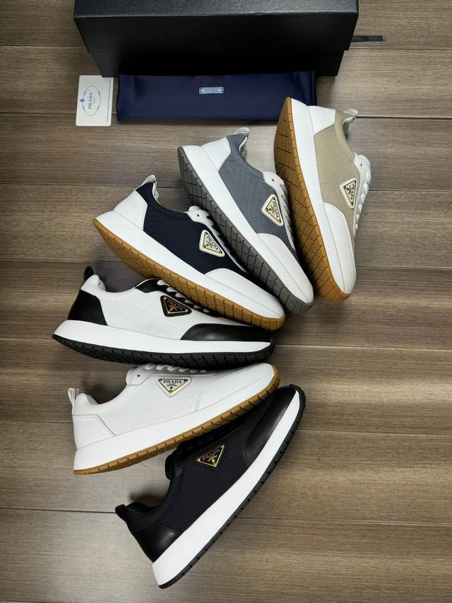 Pra** 普拉* -高端品质 原单 -鞋面：进口纳帕小牛皮、品牌帆布布匹、鞋身品牌金属扣件、鞋舌.高周波品牌Logo -内里：水染牛皮 -大底：超轻Tpu发泡