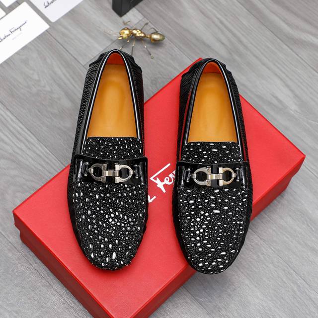 商品商标：Ferragamo 菲拉格慕 休闲套脚鞋 正码码数: 38-44 商品材料：精选 牛皮拼接鞋面 羊皮内里 牛皮鞋垫 橡胶大底