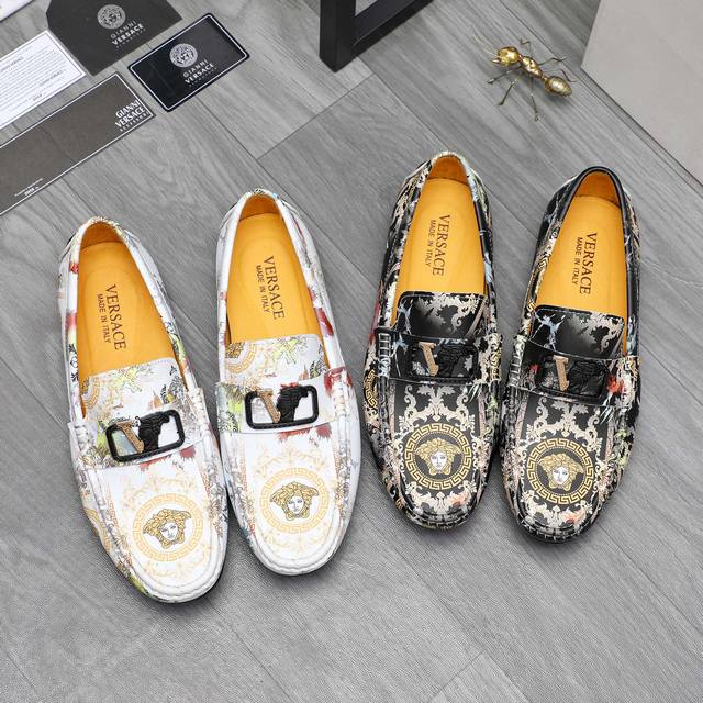 商品商标：Versace 范思哲 休闲套脚鞋 正码码数: 38-44 商品材料：精选牛皮印花鞋面 猪皮内里 原版大底