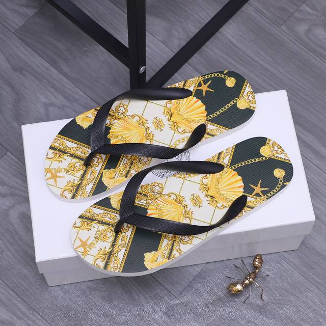 商品商标：Versace 范思哲 人字拖鞋 正码码数: 39-44 商品材料：精选原版鞋面 泡沫大底！