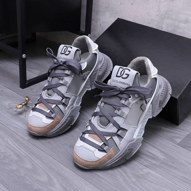 商品商标：D&G 杜嘉班纳 休闲鞋 正码码数: 35-46 情侣款 商品材料：精选原版材料 原版内里 原版大底
