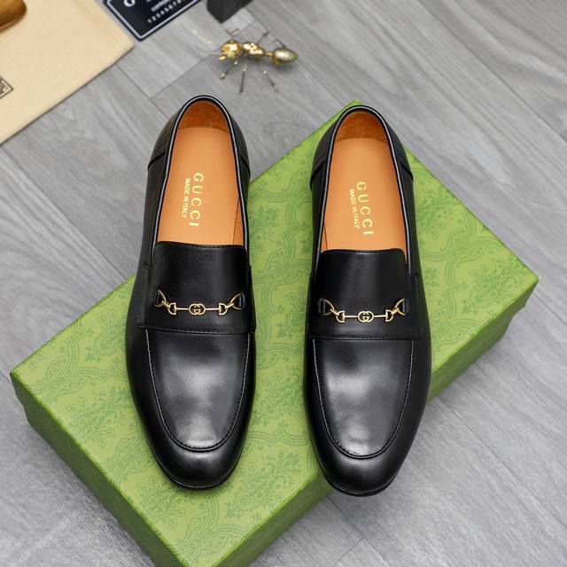商品商标：Gucci 古驰 皮鞋 正码码数: 39-44 38.45 46要订做 不退换 商品材料：精选进口牛皮鞋面 水染牛皮内里 原版大底