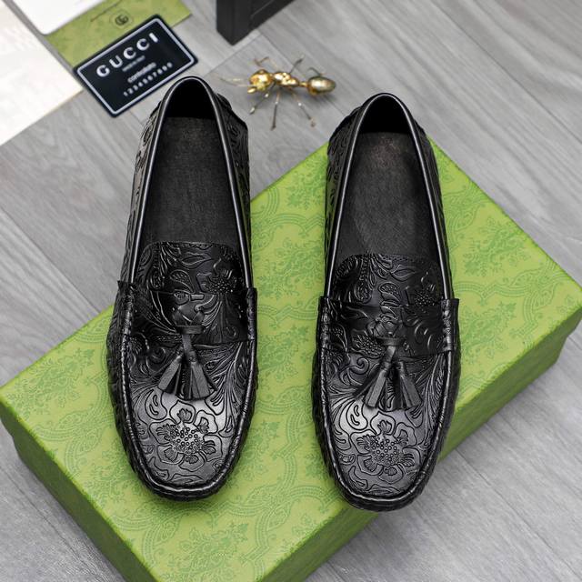 商品商标：Gucci 古驰 休闲套脚鞋 正码码数: 38-44 商品材料：精选牛皮压花鞋面 猪皮内里 橡胶大底