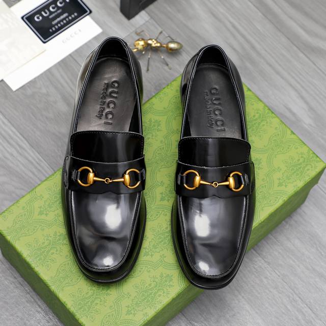 商品商标：Gucci 古驰 皮鞋 正码码数: 38-44 45要订做 不退换 商品材料：精选珠光牛皮鞋面 牛皮内里 原版大底