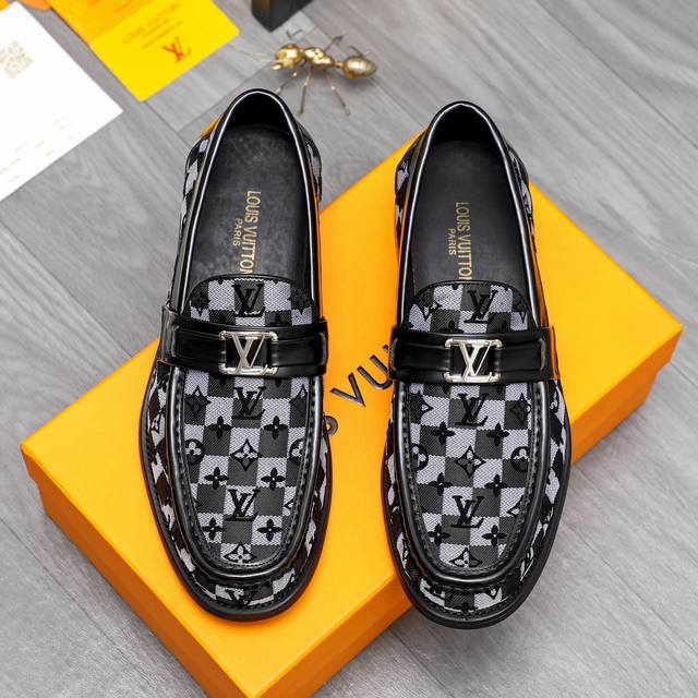 商品商标：Louis Vuitton 路易威登 商务正装皮鞋 正码码数: 38-44 45 订做不退换 商品材料：精选 透气印花拼接鞋面 牛皮内里 原版大底