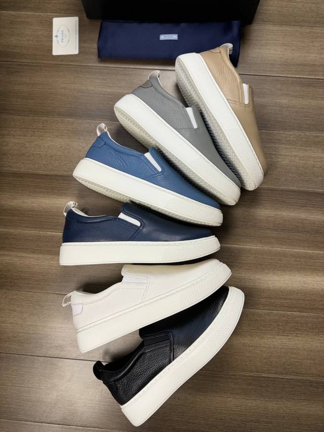 Pra** 普拉达 -高端品质 原单 -鞋面：进口摔纹小牛皮、鞋口松紧带、后跟品牌Logo织带 -内里：水染牛皮 -大底：超轻Tpu 发泡；成型大底 -超高品控