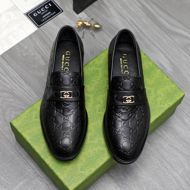 商品商标：Gucci 古驰 商务小圆头皮鞋 正码码数: 38－44 45 46订做不退换 商品材料：精选 黑色压纹牛皮鞋面 牛皮内里 原版大底