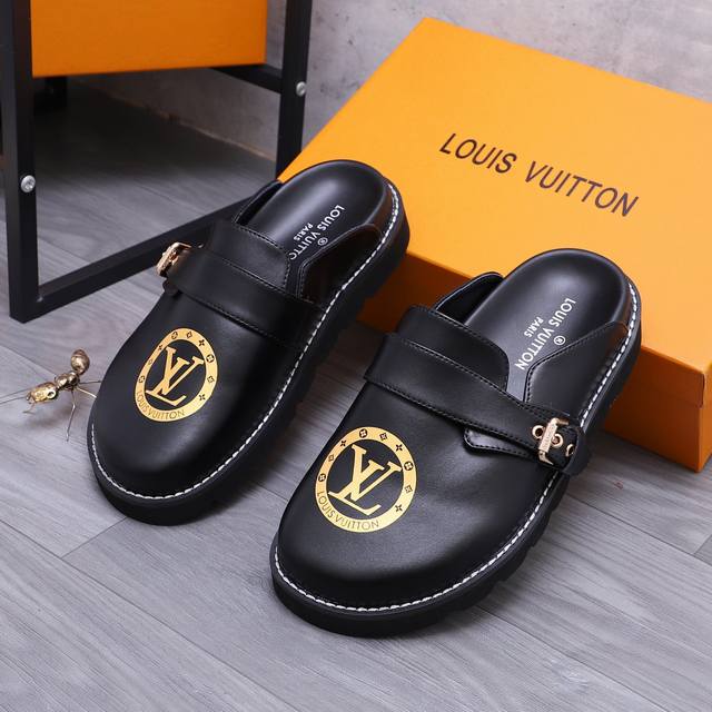 商品商标：Louis Vuitton 路易威登 ] 半拖 拖鞋 正码码数: 38-44 45.46 订做不退换 商品材料：精选牛皮印花鞋面 羊皮内里 橡胶大底