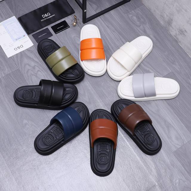 商品商标：D&G 杜嘉班纳 拖鞋 正码码数: 38-46 商品材料：精选原版材料 脚背进囗超纤皮 原版大底