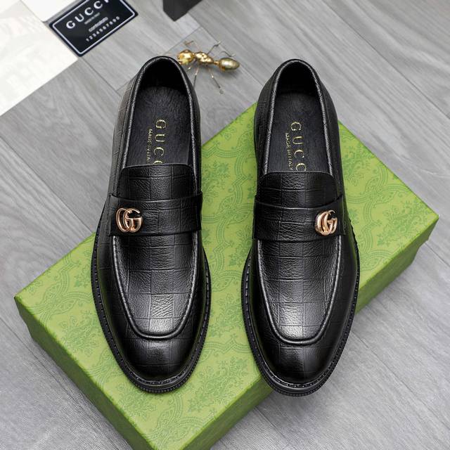 商品商标：Gucci 古驰 正装皮鞋 正码码数: 38-44 45.46订做不退换 商品材料：精选石头纹牛皮鞋面 牛皮内里 橡胶大底