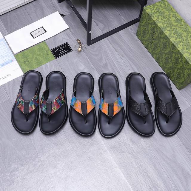 商品商标：Gucci 古驰 人字拖鞋 正码码数: 38-44 45.46可订做 商品材料：精选牛皮印花鞋面 脚背牛皮里 橡胶大底