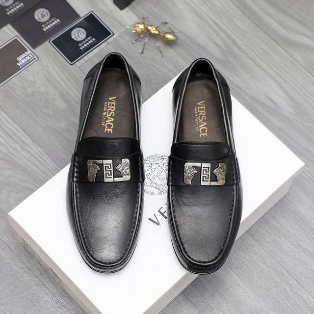 商品商标：Versace 范思哲 套脚鞋 正码码数: 38-44 商品材料：精选哑光牛皮鞋面 牛皮内里 橡胶大底