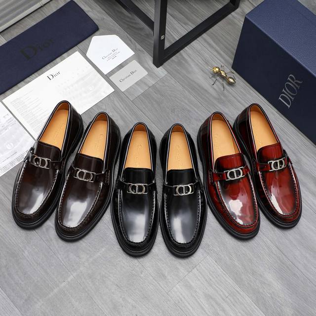 商品商标：Dior 迪奥 商务正装皮鞋 正码码数: 39-44 商品材料：精选漆面牛皮鞋面 牛皮内里 原版大底 酒红色