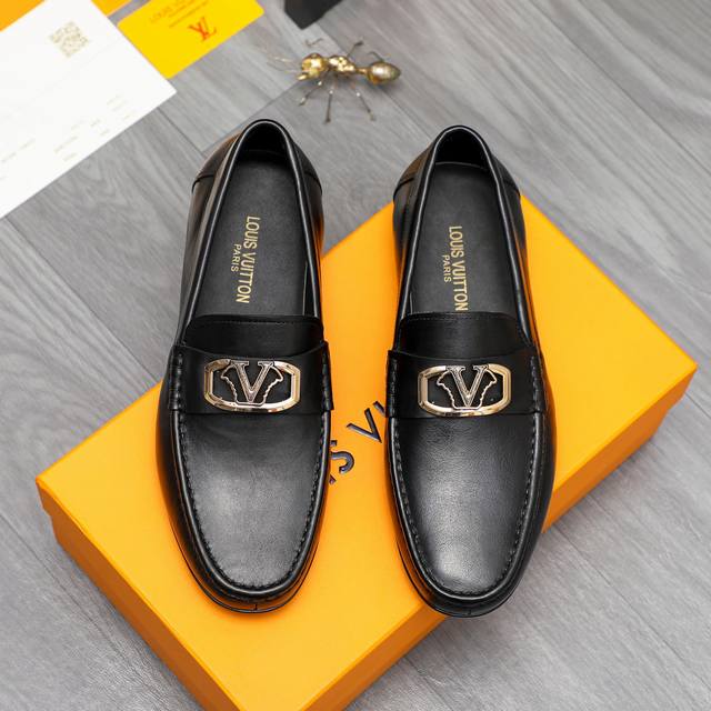 商品商标：Louis Vuitton 路易威登 休闲鞋 正码码数: 38-44 商品材料：精选 哑光牛皮鞋面 牛皮内里 橡胶大底