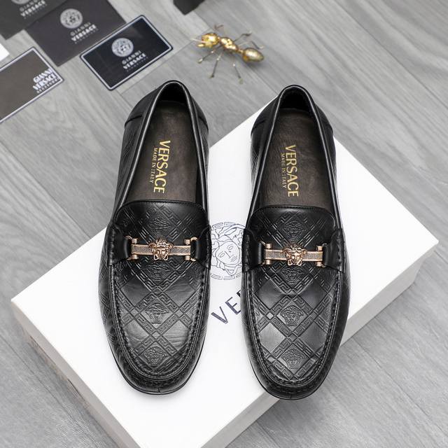 商品商标：Versace 范思哲 套脚鞋 正码码数: 38-44 商品材料：精选牛皮压纹鞋面 牛皮内里 橡胶大底