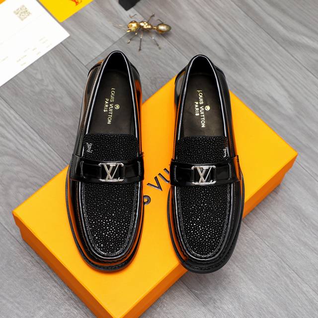 商品商标：Louis Vuitton 路易威登 商务休闲皮鞋 正码码数: 38-45 46可订做 商品材料：精选颗粒纹 牛皮鞋面 牛皮内里 原版Tpu大底