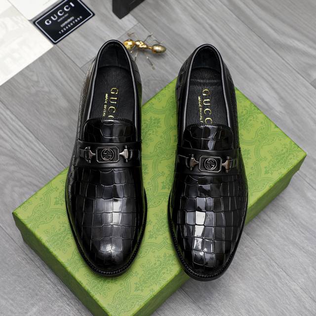 商品商标：Gucci 古驰 ] 正装皮鞋 正码码数: 38-44 商品材料：精选漆面石头纹牛皮鞋面 牛皮内里 原版大底