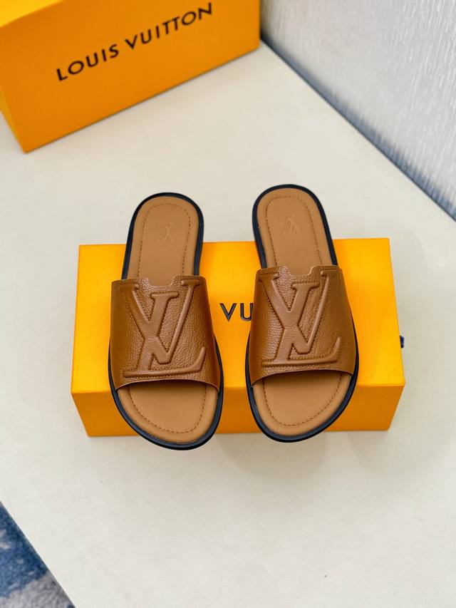 L家 Size:38-46 Lv 驴牌 路易威登 Portofino 凉拖取材柔软粒面牛皮革，为宽幅斜面融入 V 形镂空结构与立体 Lv 字母，成就又一潮流之选