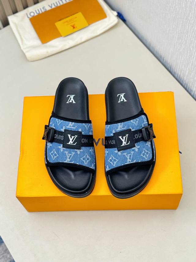 L家 Size:38-45 顶级代购 Lv男士夏季拖鞋， 经典老花搭配织带，柔软真皮革内里，别致的色彩拼接效果，个性鲜明，时尚潮流穿搭必备款式，轻盈舒适。轻质韧