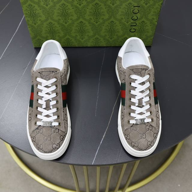 品牌：古奇Gucci 标准码：38–44 45可订做 等级：官网同款 材料：原版牛皮面料 舒适羊皮内里 轻便耐磨大底 款式类别：男士时尚休闲鞋靴 跑步 运动鞋