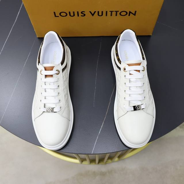 品牌：Lv路易威登 标准码：男码38 44 45可以定做 等级：官网同款 高品质男鞋 材料：定制头层小牛皮 搭配柔软透气羊皮内里 原版防滑耐磨橡胶轻便大底 款式