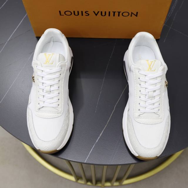 品牌：Lv路易威登 标准码：38-44 45订做 等级：官网同款 材料：原版材料拼接 舒适透羊皮气内里 轻便耐磨运动大底 款式类别：男士时尚休闲鞋 跑步 运动鞋