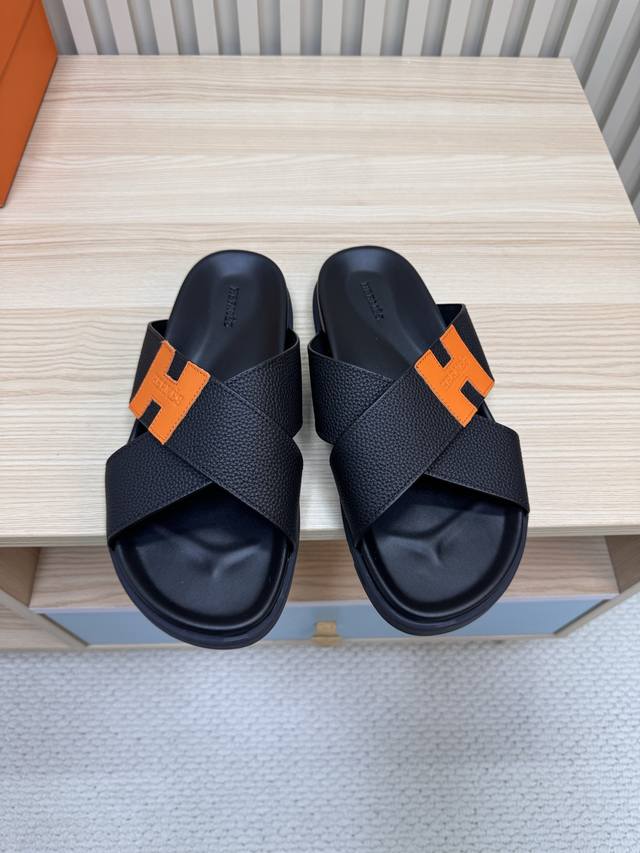情侣款 25最新上市交叉拖 Hermes 爱马仕火到不行的情侣款二舅拖 最新五金扣凉鞋拖鞋,搭配各种彩色袜子，潮爆了！ 鞋面：进口荔枝纹牛皮 内里：进口牛皮 大