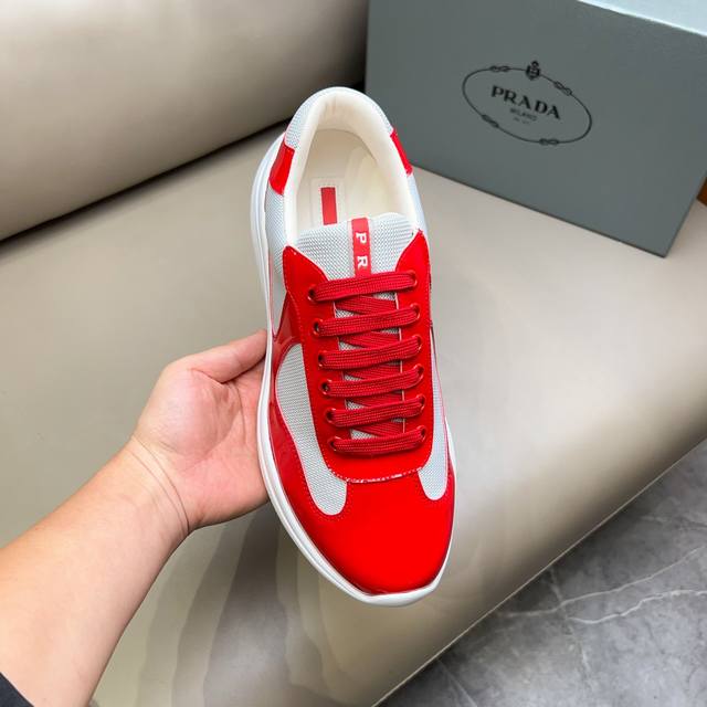 工厂P价 元 情侣款普拉达 Prada 新款男士休闲运动鞋，高端品质 Tw定制双层透气网布进口头层小牛镜面漆皮 鞋垫是小牛皮 冲孔设计 透气舒适 原厂真空Pu吸
